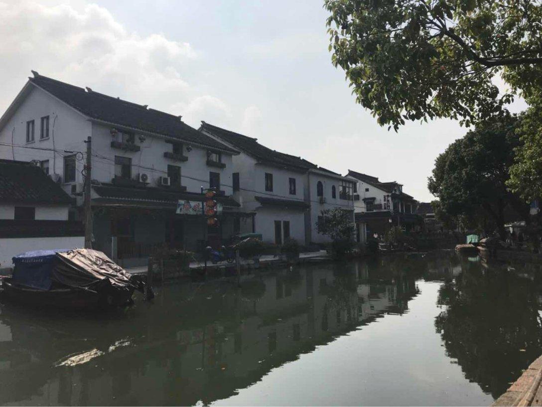 成毅:一个把土掉渣的花衣服穿出清冷感的男人